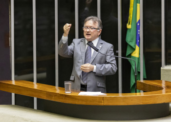 Merlong Solano vota a favor do projeto que regulamenta geração de energia solar no Brasil